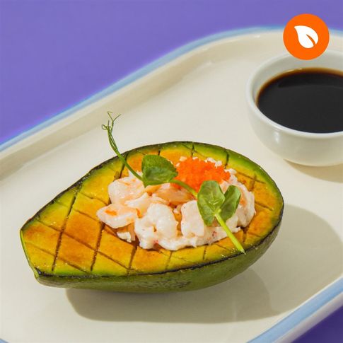 Запеченный авокадо с крабом и креветкой