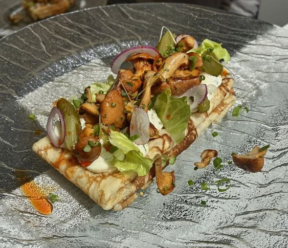 Блины с лисичками и картофельным кремом