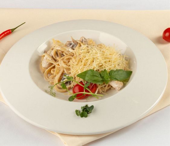 Сливочная паста с курицей и грибами