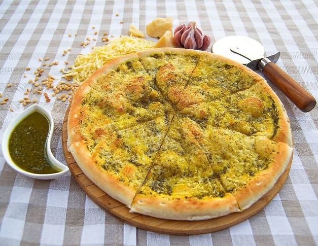 Фокачча (тонкая лепешка с соусом песто и пармезаном)