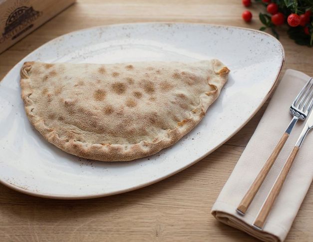 Кальцоне с ветчиной и сыром