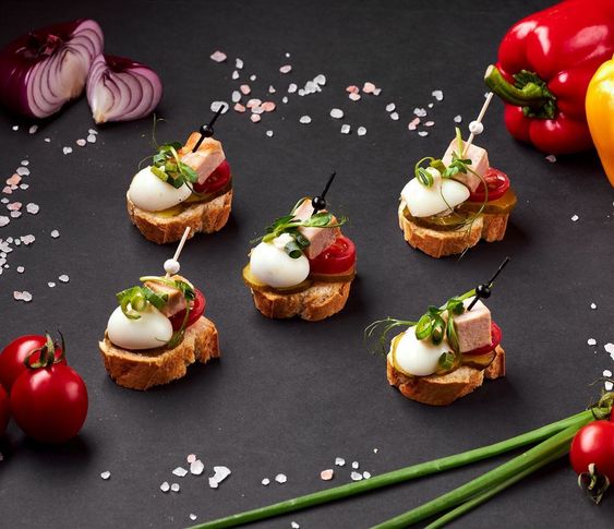 Канапе с бужениной, перепелиным яйцом и маринованными огурчиками 5 шт