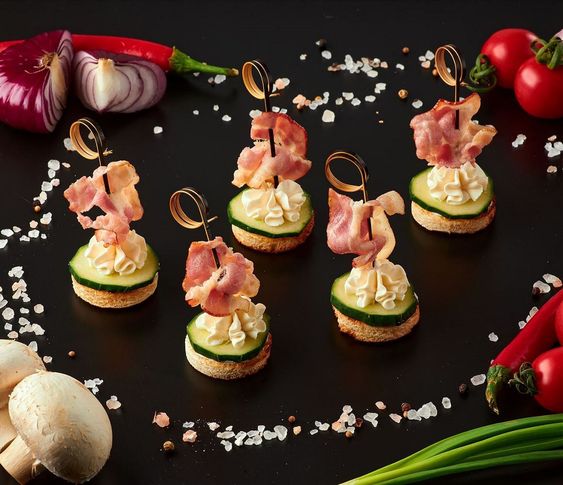 Канапе с беконом, сливочным муссом и огурцами 5 шт