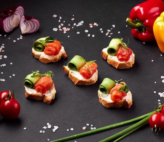 Мини брускетты с лососем, огурцом и сливочным сыром 5 шт