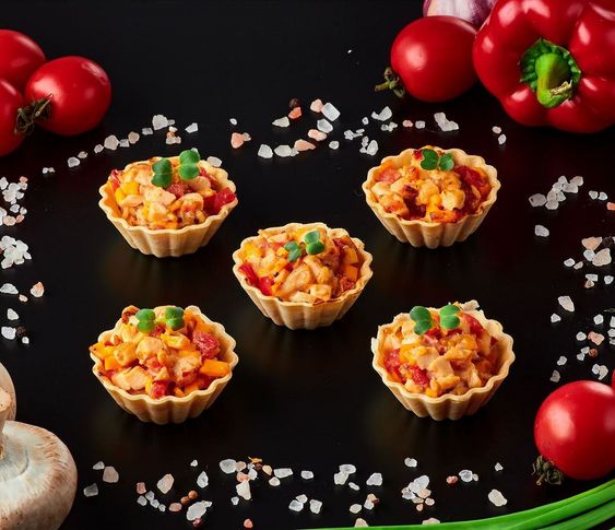 Тарталетки с куриным филе, томатами и сыром в медово-горчичном соусе 5 шт