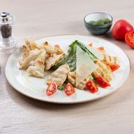 Салат с романо, соусом "Цезарь" и курицей