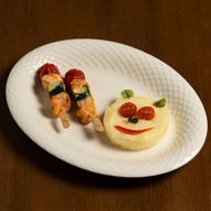 Детский шашлычок из лосося с цукини, помидором и картофельным пюре