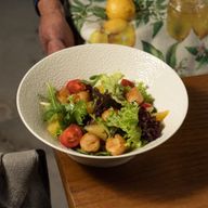 Салат с гребешками и соусом манго-маракуйя