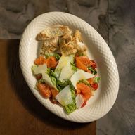 Салат с романо, соусом Цезарь и лососем Шеф посола