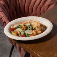 Салат с романо, соусом "Цезарь" и креветками