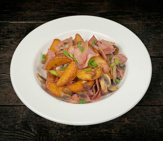 Картофель с шампиньонами и беконом