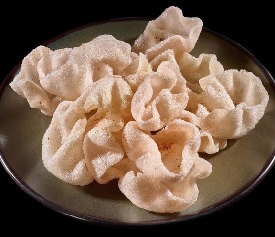 Креветочные чипсы с соусом спайс