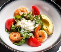Салат с сыром Страчателла, креветками и авокадо