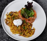 Лосось с драниками и яйцом пашот