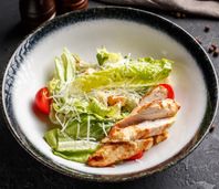 Салат Цезарь с куриной грудкой