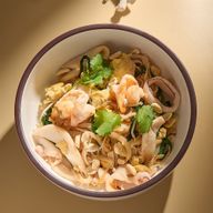 Лапша Пад тай классическая с креветками и кальмаром