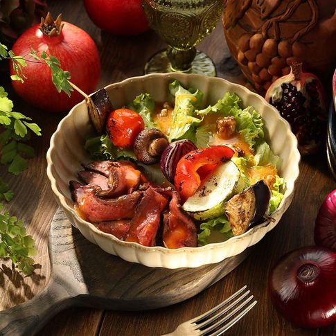 Теплый салат с фланк стейком и печеными овощами 