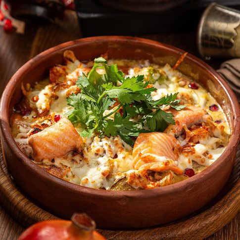 Филе форели запеченное с овощами и сыром