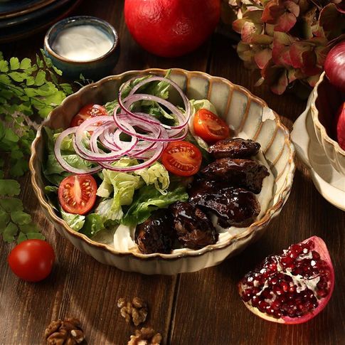 Теплый салат с печенью цыпленка и соусом айоли