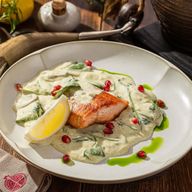 Форель с соусом шкмерули, шампиньонами и шпинатом
