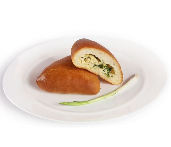 Пирожок с луком и яйцом