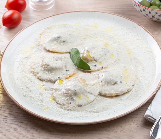Каппелаччи из телятины, белых грибов, овощей и шалфея