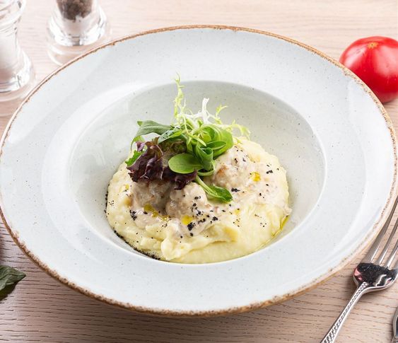 Куриные польпетте с грибным соусом и картофельным пюре
