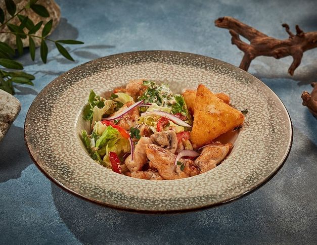 Теплый салат с куриной грудкой и сыром сулугуни