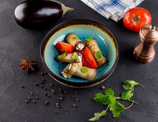 Рулетики из баклажанов с мягким сыром и томатами