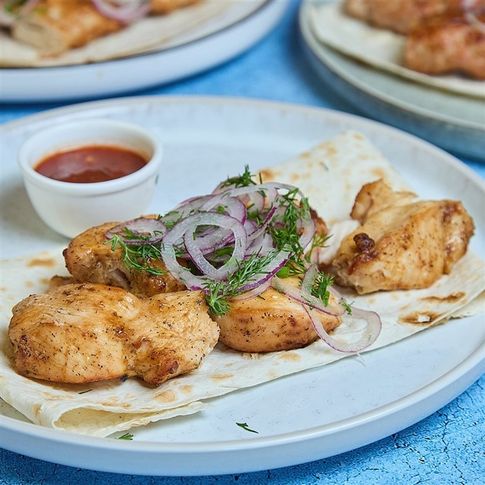 Шашлык из грудки цыпленка на лаваше с соусом и луком