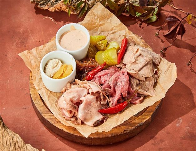 Ассорти домашних деликатесов