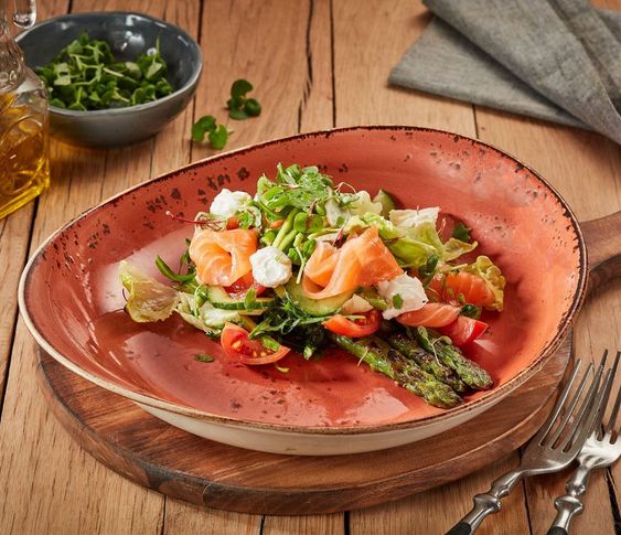 Салат со слабосоленым лососем и спаржей