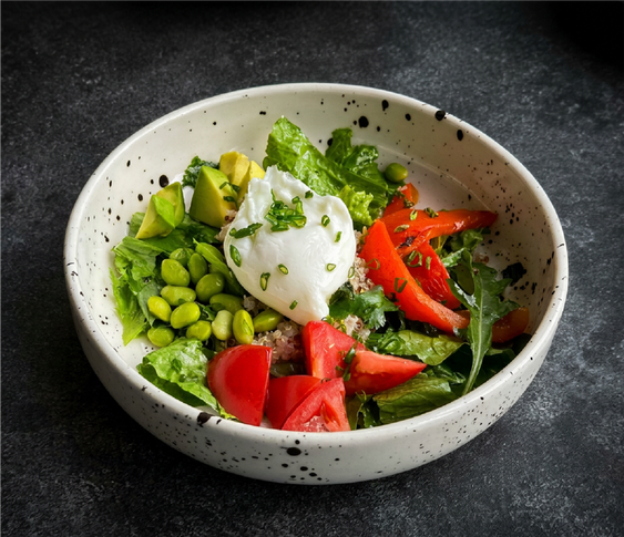 Салат с киноа, печеным перцем и яйцом пашот