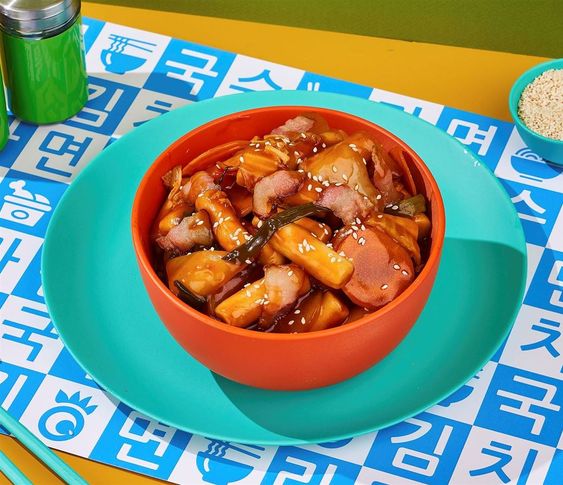 Токпокки с беконом и овощами в соусе барбекю