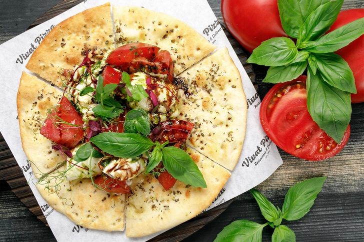 Фокачча с томатами и моцареллой промо