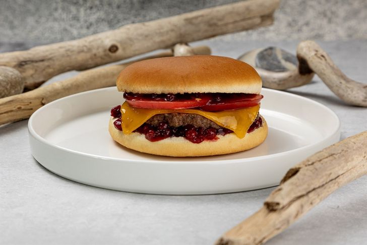Чизбургер с брусничным барбекю промо