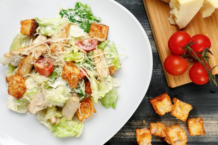 «Цезарь с цыпленком» в подарок по промокоду