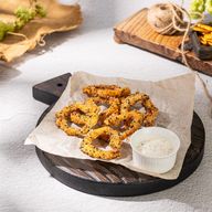 Кольца кальмара в хрустящей панировке с кунжутом