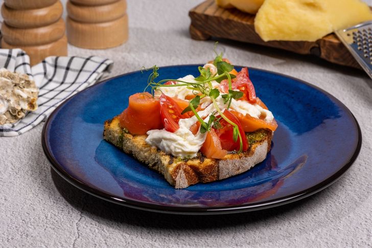 Брускетта со слабосоленым лососем и страчателлой по промокоду