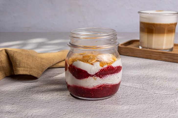 Трайфл с миндальным печеньем и ягодным конфитюром промо