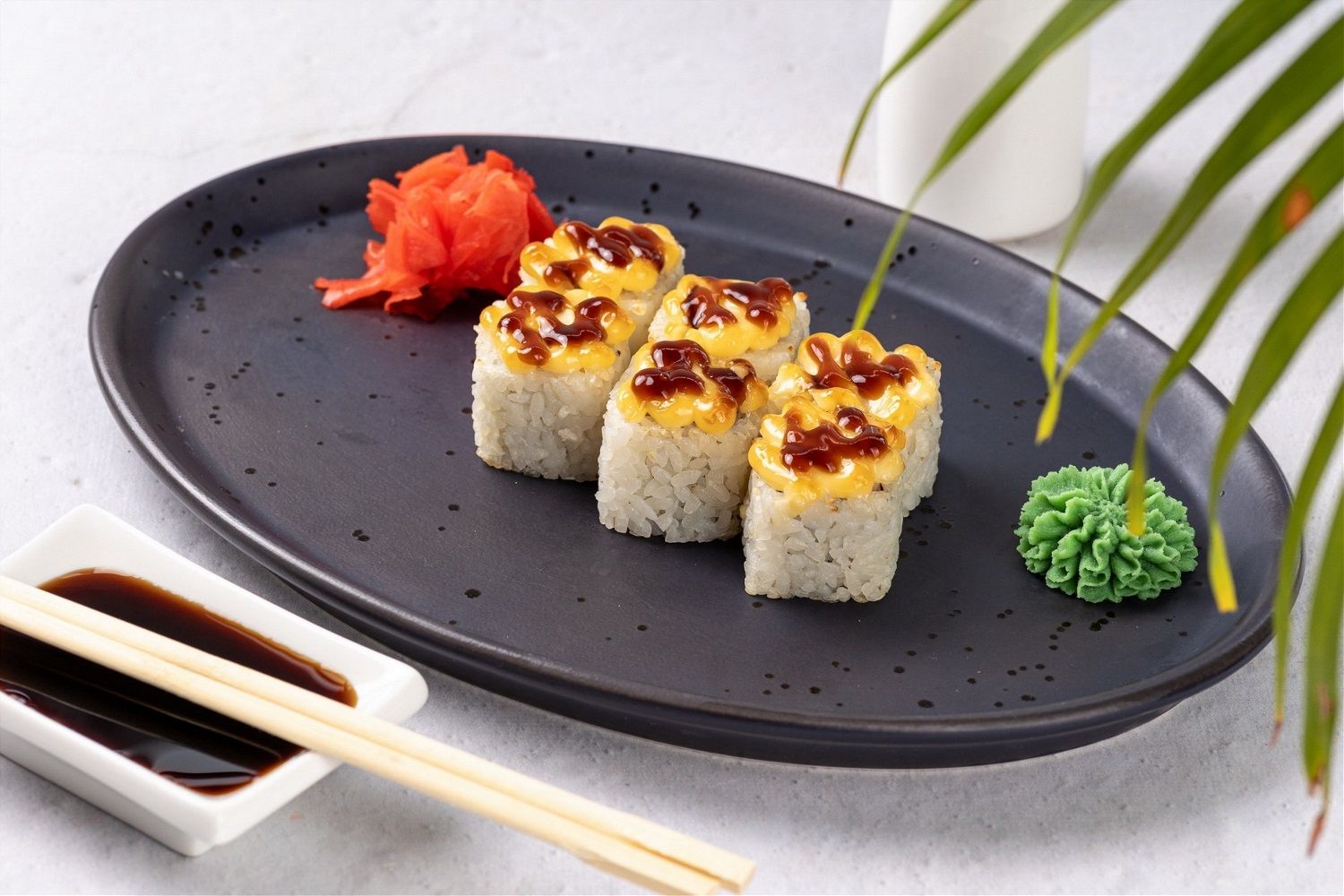 Теплый ролл с креветкой и манго промо