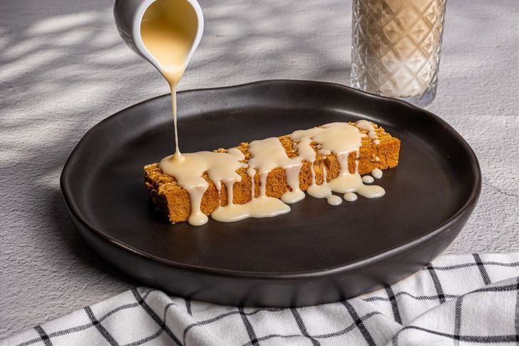 Медовик со сливочным соусом (на выбор)