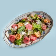 Салат с креветками, арбузом и страчателлой