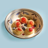 Японские пончики с соусом крем англез