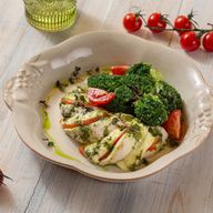 Куриная грудка с моцареллой, соусом песто и брокколи