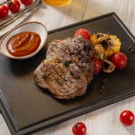 Стейк из свинины с кукурузой и шампиньонами на гриле и соусом BBQ