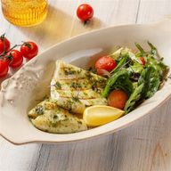 Кальмар гриль со свежими овощами и соусом песто