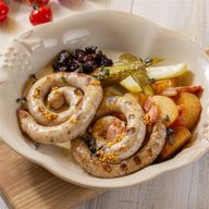 Колбаска-улитка с деревенским картофелем, маринованными огурчиками и свеклой