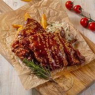Свиные рёбра в соусе BBQ с картофелем и салатом из свежей капусты