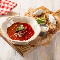 Борщ с говядиной и сметаной
